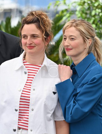 Foto de CANNES, FRANCIA 27 de mayo de 2023: Alice Rohrwacher y Alba Rohrwacher en la photocall para La Chimera en el 76º Festival de Cannes - Imagen libre de derechos
