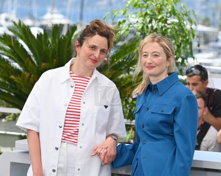 Foto de CANNES, FRANCIA 27 de mayo de 2023: Alice Rohrwacher y Alba Rohrwacher en la photocall para La Chimera en el 76º Festival de Cannes - Imagen libre de derechos