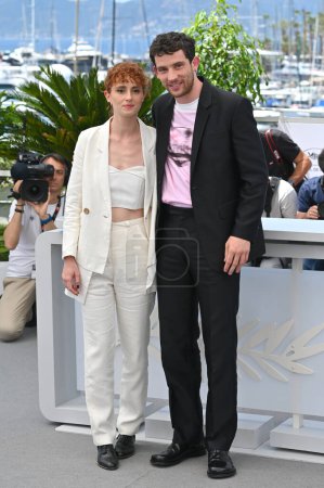 Foto de CANNES, FRANCIA 27 de mayo de 2023: Carol Duarte y Josh O 'Connor en la photocall para La Chimera en el 76º Festival de Cannes - Imagen libre de derechos