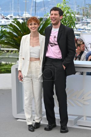 Foto de CANNES, FRANCIA 27 de mayo de 2023: Carol Duarte y Josh O 'Connor en la photocall para La Chimera en el 76º Festival de Cannes - Imagen libre de derechos