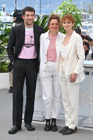 Foto de CANNES, FRANCIA 27 de mayo de 2023: Josh O 'Connor, Alice Rohrwacher y Carol Duarte en la photocall para La Quimera en el 76º Festival de Cannes - Imagen libre de derechos