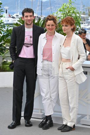 Foto de CANNES, FRANCIA 27 de mayo de 2023: Josh O 'Connor, Alice Rohrwacher y Carol Duarte en la photocall para La Quimera en el 76º Festival de Cannes - Imagen libre de derechos