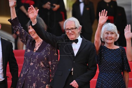 Téléchargez les photos : CANNES, FRANCE. 26 mai 2023 : Rebecca O'Brien, Ken Loach et Lesley Ashton à la première de The Old Oak au 76e Festival de Cannes - en image libre de droit