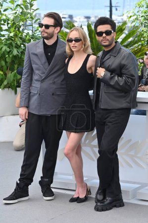 Téléchargez les photos : CANNES, FRANCE. 23 mai 2023 : Sam Levinson, Lily-Rose Depp et Abel Tesfaye (The Weeknd) au photocall de L'Idol au 76ème Festival de Cannes - en image libre de droit