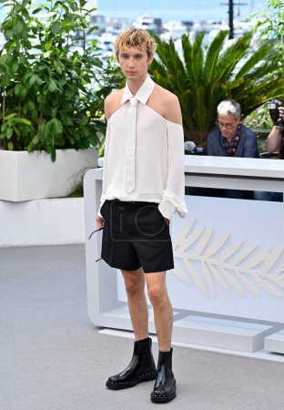 Téléchargez les photos : CANNES, FRANCE. 23 mai 2023 : Troye Sivan au photocall pour L'Idole au 76ème Festival de Cannes - en image libre de droit