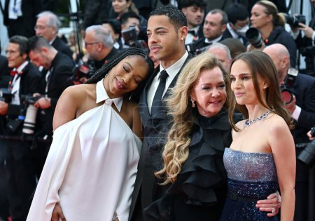 Foto de CANNES, FRANCIA 19 de mayo de 2023: Naomi Ackie, Daryl McCormack, Caroline Scheufele y Natalie Portman en el estreno de Zone of Interest en el 76º Festival de Cannes - Imagen libre de derechos