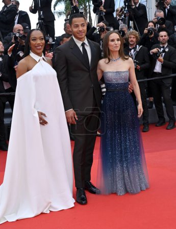 Foto de CANNES, FRANCIA 19 de mayo de 2023: Naomi Ackie, Daryl McCormack y Natalie Portman se estrenan en la Zona de Interés en el 76º Festival de Cannes - Imagen libre de derechos