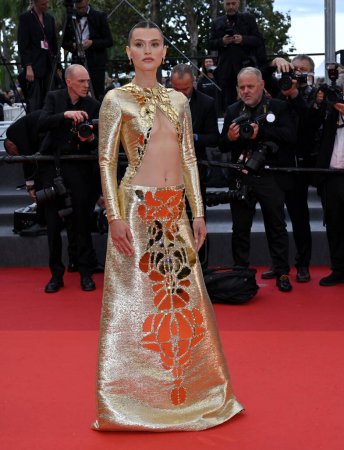 Foto de CANNES, FRANCIA 19 de mayo de 2023: Chloe Lecareux estrena en la Zona de Interés en el 76º Festival de Cannes - Imagen libre de derechos