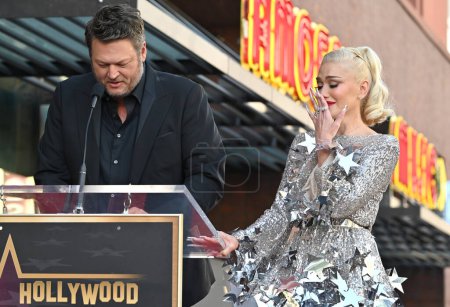 Foto de LOS ÁNGELES, CA. 19 de octubre de 2023: Blake Shelton y Gwen Stefani en Hollywood Boulevard donde Gwen Stefani fue honrado con una estrella en el Paseo de la Fama de Hollywood. - Imagen libre de derechos