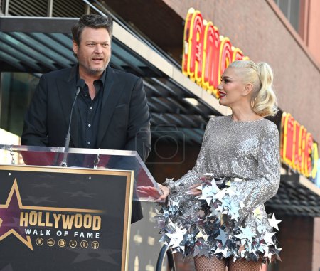 Téléchargez les photos : LOS ANGELES, CA. 19 octobre 2023 : Blake Shelton et Gwen Stefani sur Hollywood Boulevard où Gwen Stefani a été honoré avec une étoile sur le Hollywood Walk of Fame. - en image libre de droit