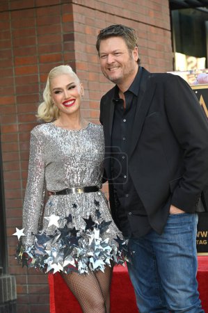 Téléchargez les photos : LOS ANGELES, CA. 19 octobre 2023 : Gwen Stefani et Blake Shelton sur Hollywood Boulevard où Gwen Stefani a été honoré avec une étoile sur le Hollywood Walk of Fame. - en image libre de droit