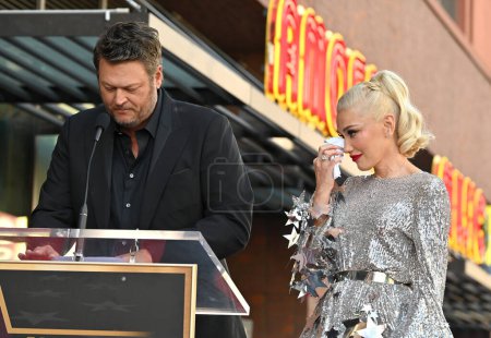 Téléchargez les photos : LOS ANGELES, CA. 19 octobre 2023 : Blake Shelton et Gwen Stefani sur Hollywood Boulevard où Gwen Stefani a été honoré avec une étoile sur le Hollywood Walk of Fame. - en image libre de droit