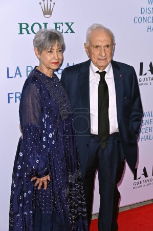 Téléchargez les photos : LOS ANGELES, CA. 05 octobre 2023 : Frank Gehry et Berta Isabel Aguilera au gala philhamonique de Los Angeles marquant le 20e anniversaire de la salle de concert Walt Disney - en image libre de droit