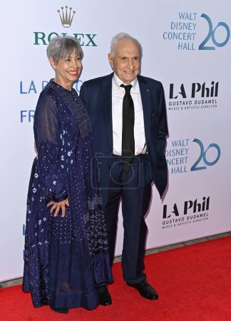 Téléchargez les photos : LOS ANGELES, CA. 05 octobre 2023 : Frank Gehry et Berta Isabel Aguilera au gala philhamonique de Los Angeles marquant le 20e anniversaire de la salle de concert Walt Disney - en image libre de droit