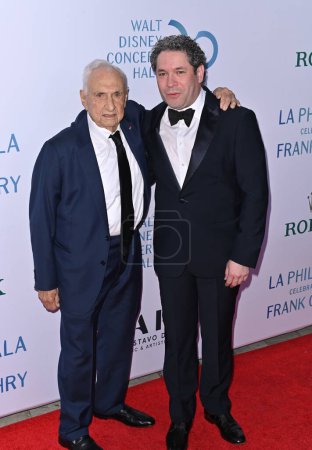 Téléchargez les photos : LOS ANGELES, CA. 05 octobre 2023 : Frank Gehry et Gustavo Dudamel au gala philhamonique de Los Angeles marquant le 20e anniversaire de la Walt Disney Concert Hall - en image libre de droit