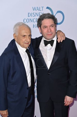 Téléchargez les photos : LOS ANGELES, CA. 05 octobre 2023 : Frank Gehry et Gustavo Dudamel au gala philhamonique de Los Angeles marquant le 20e anniversaire de la Walt Disney Concert Hall - en image libre de droit