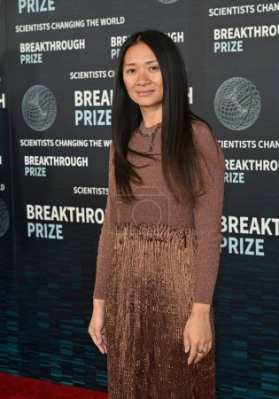 Foto de LOS ÁNGELES, CA. 15 de abril de 2023: Chloe Zhao en la Ceremonia del Premio Breakthrough 2023 para Ciencia y Matemáticas en el Museo de la Academia - Imagen libre de derechos