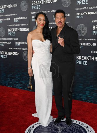Photo for LOS ANGELES, CA. April 15, 2023:  Lionel Richie and Lisa Parigi at the 2023 Breakthrough Prize Ceremony for Science and Mathematics at the Academy Museum - Royalty Free Image