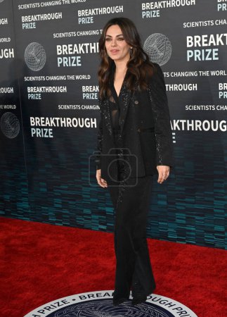 Foto de LOS ÁNGELES, CA. 15 de abril de 2023: Mila Kunis en la Ceremonia del Premio Breakthrough 2023 para Ciencia y Matemáticas en el Museo de la Academia - Imagen libre de derechos