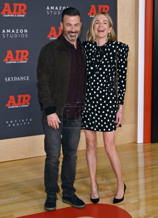 Foto de LOS ÁNGELES, CA. 27 de marzo de 2023: Jimmy Kimmel y Molly McNearney en el estreno mundial de Air en el Regency Village Theatre - Imagen libre de derechos