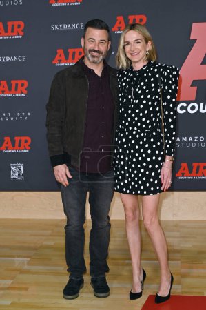 Foto de LOS ÁNGELES, CA. 27 de marzo de 2023: Jimmy Kimmel y Molly McNearney en el estreno mundial de Air en el Regency Village Theatre - Imagen libre de derechos
