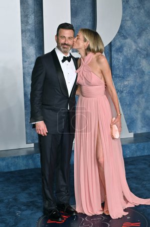 Foto de BEVERLY HILLS, CA. 13 de marzo de 2023: Jimmy Kimmel y Molly McNearney en la Vanity Fair Oscar Party 2023 en el Wallis Annenberg Center - Imagen libre de derechos