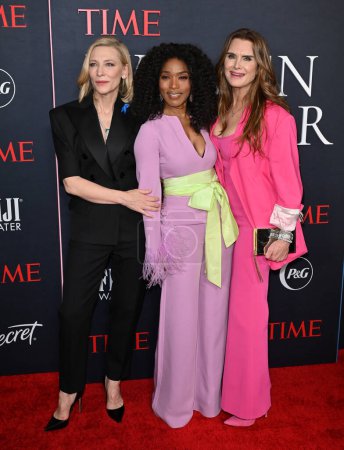 Foto de LOS ÁNGELES, CA. 08 de marzo de 2023: Cate Blanchett, Angela Bassett y Brooke Shields en la Gala de Mujeres del Año en el Four Seasons Hotel, Los Ángeles - Imagen libre de derechos
