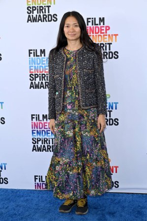 Foto de SANTA MONICA, CA. 04 de marzo de 2023: Chloe Zhao en los Film Independent Spirit Awards 2023 en Santa Mónica - Imagen libre de derechos