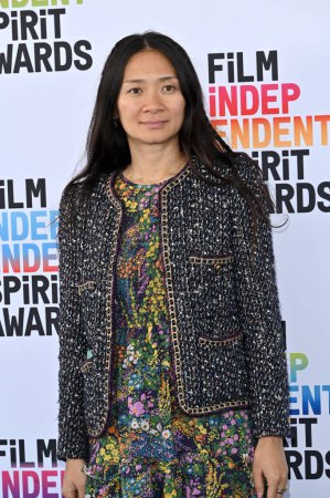 Foto de SANTA MONICA, CA. 04 de marzo de 2023: Chloe Zhao en los Film Independent Spirit Awards 2023 en Santa Mónica - Imagen libre de derechos