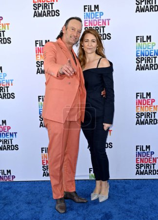 Foto de SANTA MONICA, CA. 04 de marzo de 2023: Troy Kotsur y Deanne Bray-Kotsur en los Film Independent Spirit Awards 2023 en Santa Monica - Imagen libre de derechos