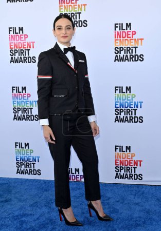 Téléchargez les photos : SANTA MONICA, CA. 04 mars 2023 : Jenny Slate aux Film Independent Spirit Awards 2023 à Santa Monica - en image libre de droit