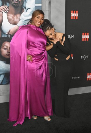 Foto de LOS ÁNGELES, CA. 27 de febrero de 2023: Serena Williams y Chloe Bailey en el estreno de Creed III en el TCL Chinese Theatre, Hollywood - Imagen libre de derechos