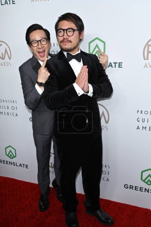 Foto de LOS ÁNGELES, CA. 25 de febrero de 2023: Ke Huy Quan y Daniel Kwan en la 34ª edición de los Producers Guild Awards en el Beverly Hilton Hotel - Imagen libre de derechos