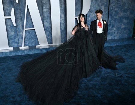 Foto de BEVERLY HILLS, CA. 12 de marzo de 2023: Billie Eilish y Jesse Rutherford en la Vanity Fair Oscar Party 2023 en el Wallis Annenberg Center - Imagen libre de derechos