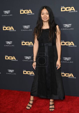 Foto de LOS ÁNGELES, CA. 18 de febrero de 2023: Chloe Zhao en los 75º Premios del Gremio de Directores Anuales en el Beverly Hilton Hotel - Imagen libre de derechos