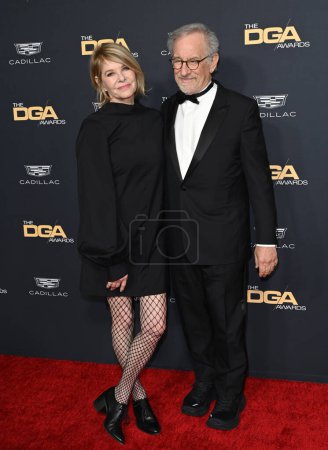 Foto de LOS ÁNGELES, CA. 18 de febrero de 2023: Kate Capshaw y Steven Spielberg en los 75º Premios del Gremio de Directores Anuales en el Hotel Beverly Hilton - Imagen libre de derechos