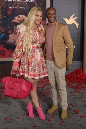 Foto de LOS ÁNGELES, EE.UU. Febrero 13, 2024: Amanda Moore & Tommy Davidson en el estreno de This Is Me... Now: A Love Story Premiere en el Dolby Theatre - Imagen libre de derechos