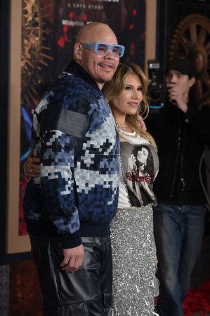 Foto de LOS ÁNGELES, EE.UU. Febrero 13, 2024: Fat Joe & Loren Ridinger en el estreno de This Is Me... Now: A Love Story Premiere en el Dolby Theatre - Imagen libre de derechos
