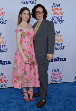 Téléchargez les photos : SANTA MONICA, États-Unis. 25 février 2024 : Anna Kendrick & Guest aux 2024 Film Independent Spirit Awards à Santa Monica - en image libre de droit