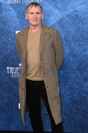 Foto de LOS ÁNGELES, EE.UU. 09 de enero 2024: Christopher Eccleston en el estreno de True Detective: Night Country en el Paramount Theatre - Imagen libre de derechos