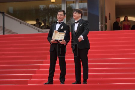 Téléchargez les photos : CANNES, FRANCE. 20 mai 2024 : Goro Miyazaki & Kenichi Yoda au Palais d'Or Honoraire Au Studio Cérémonie Ghibli au 77ème Festival de Cannes - en image libre de droit