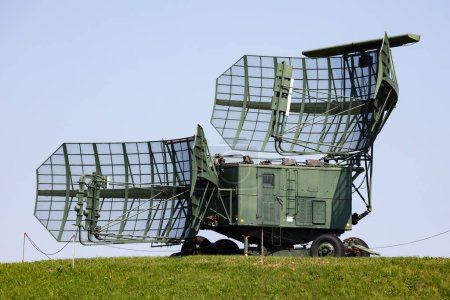 Téléchargez les photos : Station radar militaire soviétique et russe avec antenne. Défense aérienne. Industrie militaire moderne. - en image libre de droit
