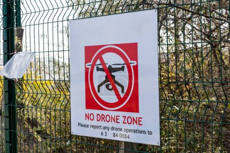 Foto de No hay señal de zona de drones. UAV vuelo prohibido y prohibido icono. Seguridad aeroportuaria. - Imagen libre de derechos