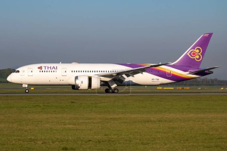 Téléchargez les photos : Vienne / Autriche - 18 avril 2019 : Arrivée et atterrissage du Boeing 787-8 Dreamliner HS-TQA de Thai Airways à l'aéroport international de Vienne - en image libre de droit
