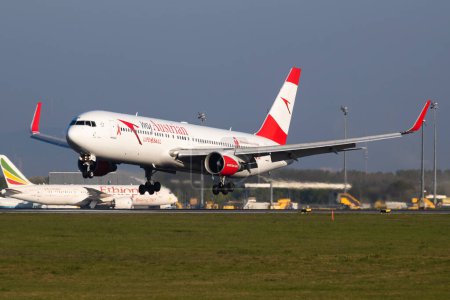 Téléchargez les photos : Vienne / Autriche - 18 avril 2019 : Autocollant spécial Boeing 767-300 OE-LAY d'Austrian Airlines arrivant et atterrissant à l'aéroport international de Vienne - en image libre de droit