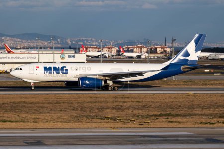 Téléchargez les photos : Istanbul / Turquie - 29 mars 2019 : départ de l'avion cargo MNG Airlines Airbus A330-200 TC-MCZ à l'aéroport d'Istanbul Ataturk - en image libre de droit