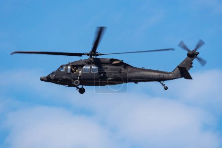 Foto de Radom, Polonia - 26 de agosto de 2023: Fuerzas Especiales Polacas GROM Sikorsky S-70 UH-60 Helicóptero de transporte utilitario Black Hawk. Aviación y rotor militar. - Imagen libre de derechos