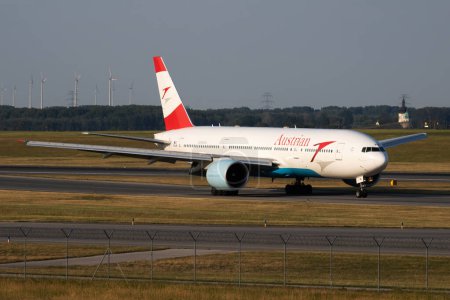 Foto de Viena, Austria - 20 de mayo de 2018: Llegada y aterrizaje del avión de pasajeros de Austrian Airlines Boeing 777-200 OE-LPB al aeropuerto de Viena - Imagen libre de derechos