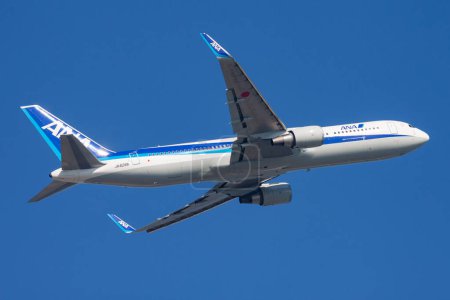 Téléchargez les photos : Hong Kong / Chine - 1er décembre 2013 : Tous les Boeing 767-300 JA626A de Nippon Airways décollent et décollent à l'aéroport de Hong Kong Chek Lap Kok - en image libre de droit