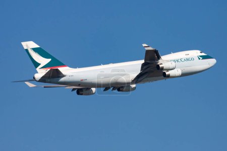 Téléchargez les photos : Hong Kong / Chine - 1er décembre 2013 : départ et décollage du Boeing 747-400 B-HUL de Cathay Pacific Cargo à l'aéroport de Hong Kong Chek Lap Kok - en image libre de droit